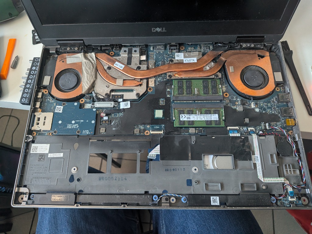 Vue interne d'un PC portable en maintenance